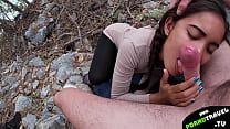 Девушка дрючит пачку фломастеров в анальное отверстие, лежа на боку